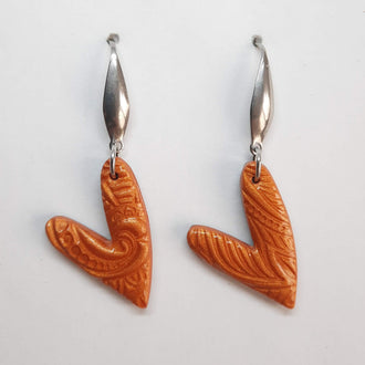 Pendientes Corazón Delgado Herrumbre con Base Plateada