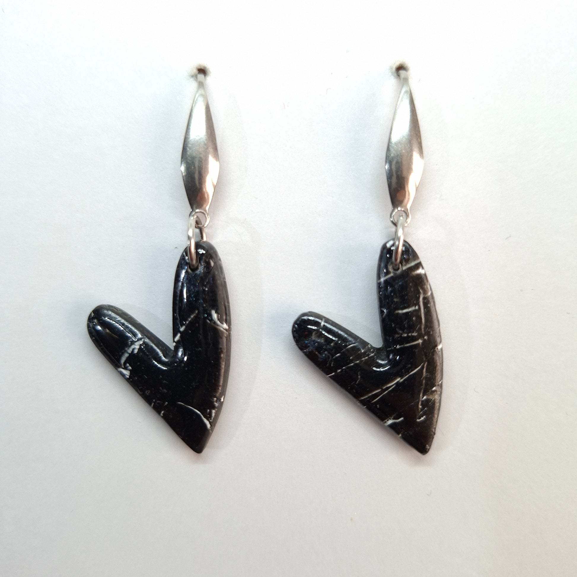 Pendientes Corazón Delgado Negro Mármol