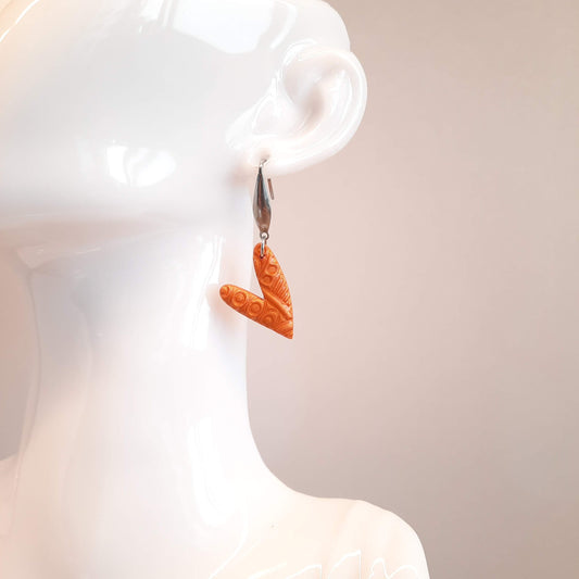 Pendientes Corazón Delgado Herrumbre con Base Plateada