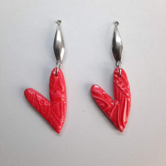 Pendientes Corazón Delgado Rojos con Base Acero