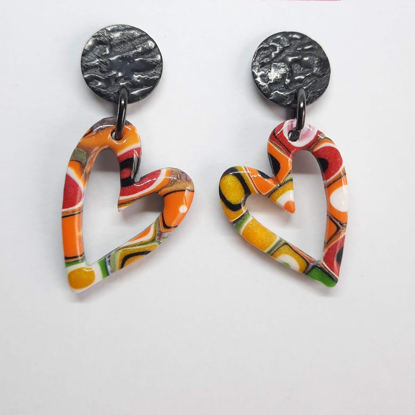 Pendientes Corazón Hueco Arcoíris con Base negra