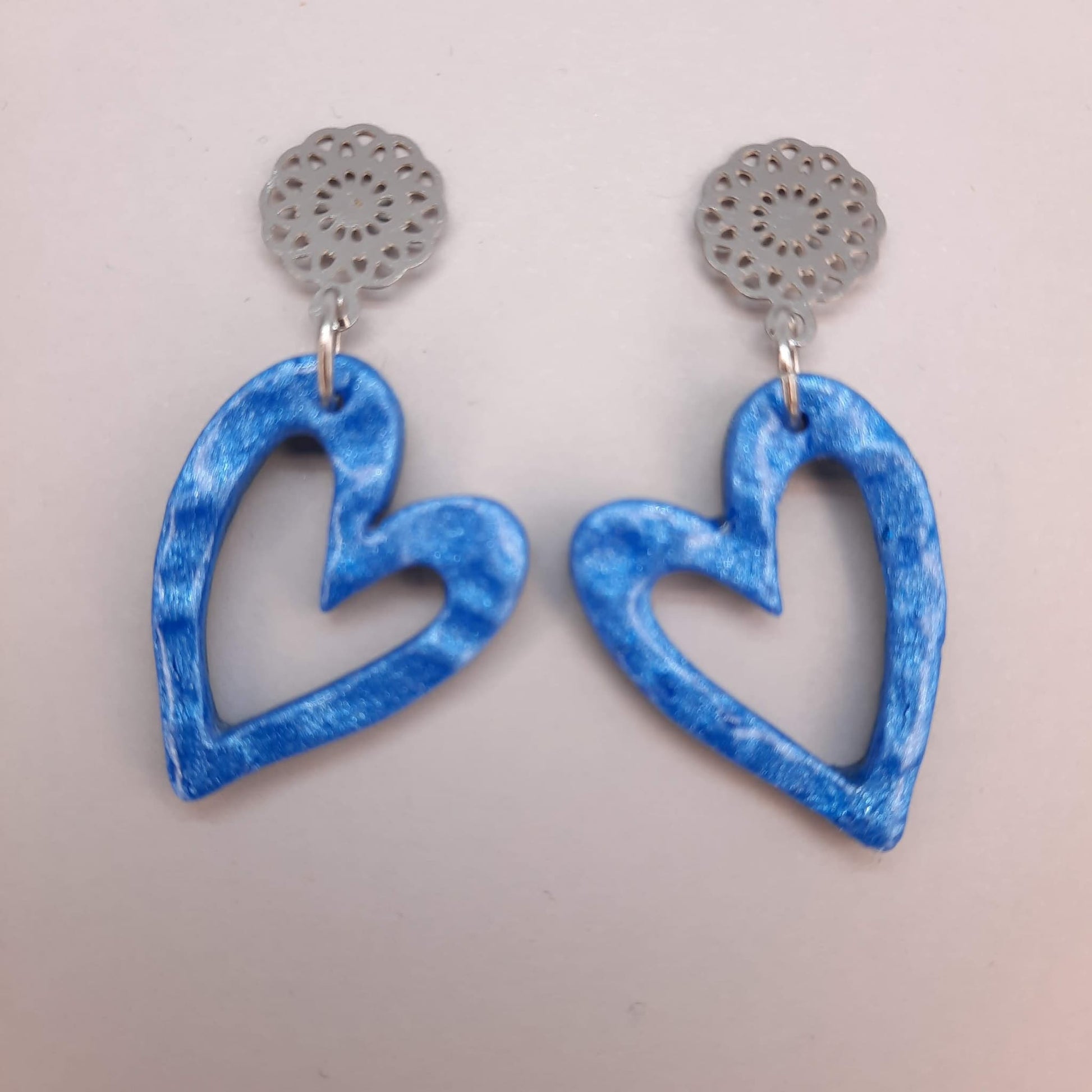 Pendientes Corazón Hueco Azul con Base Plateada