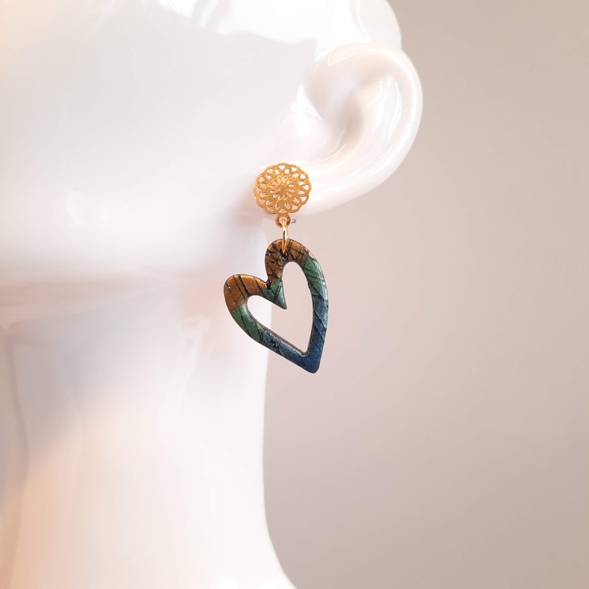 Pendientes Corazón Hueco Labradorita Azul con Base Dorada