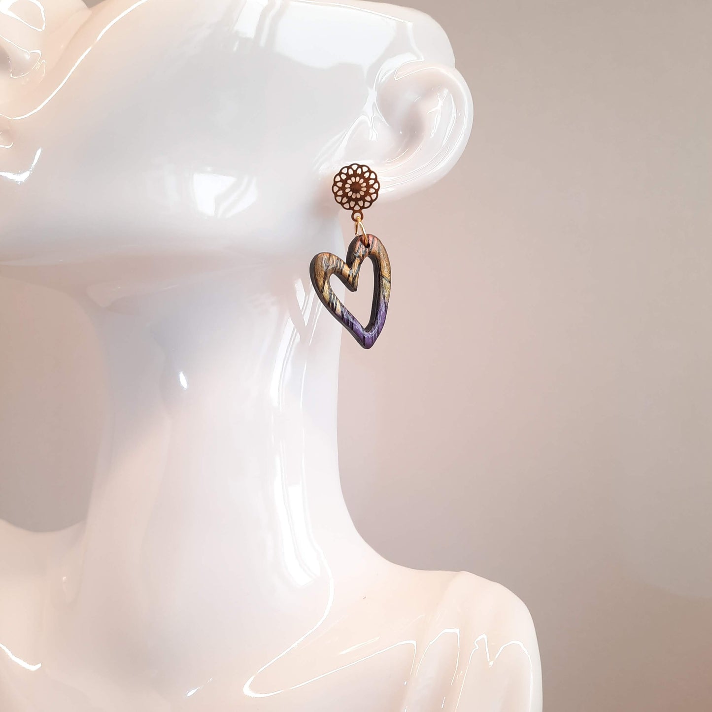 Pendientes Corazón Hueco Labradorita Violeta con Base Dorada