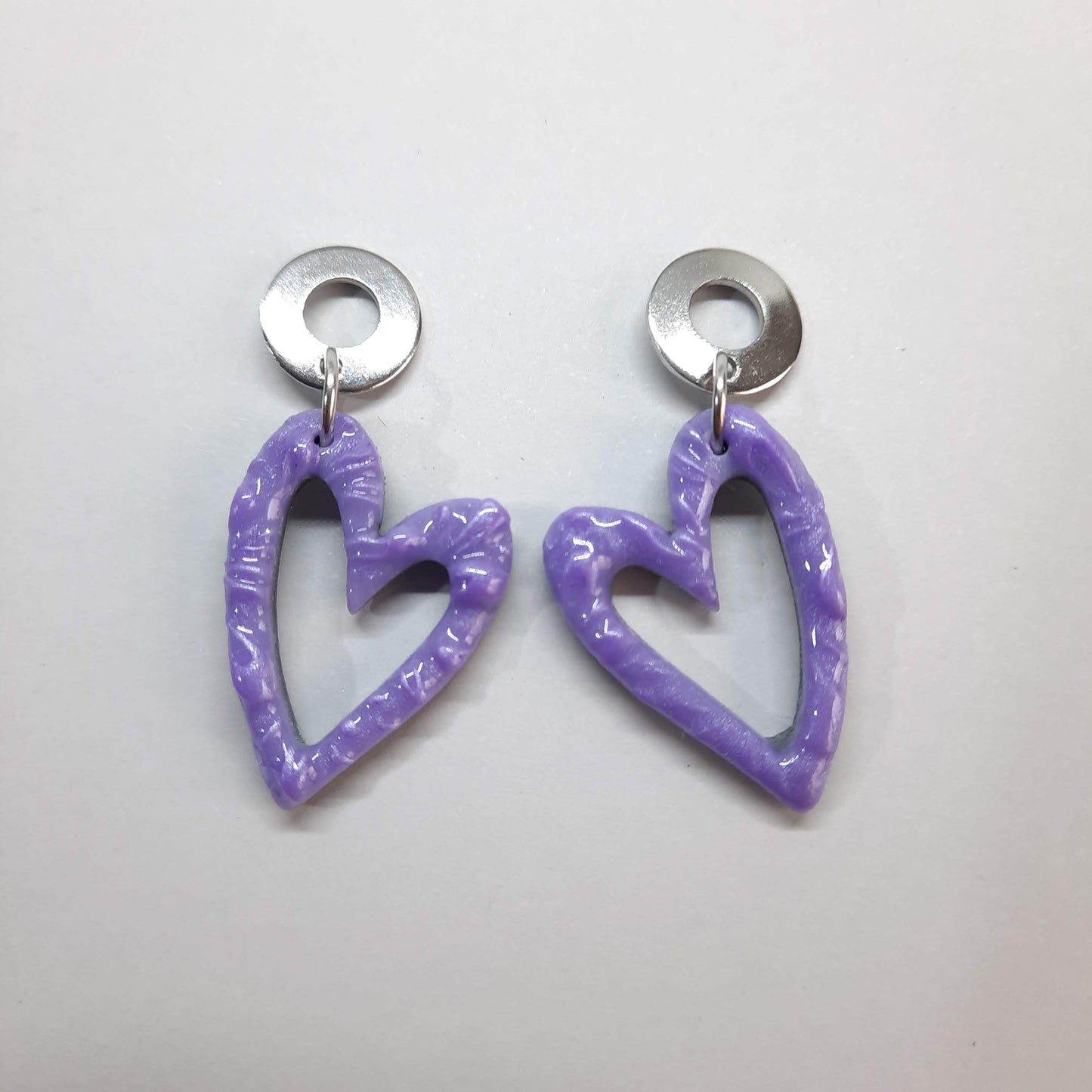 Pendientes Corazón Hueco Lila con Base Plateada