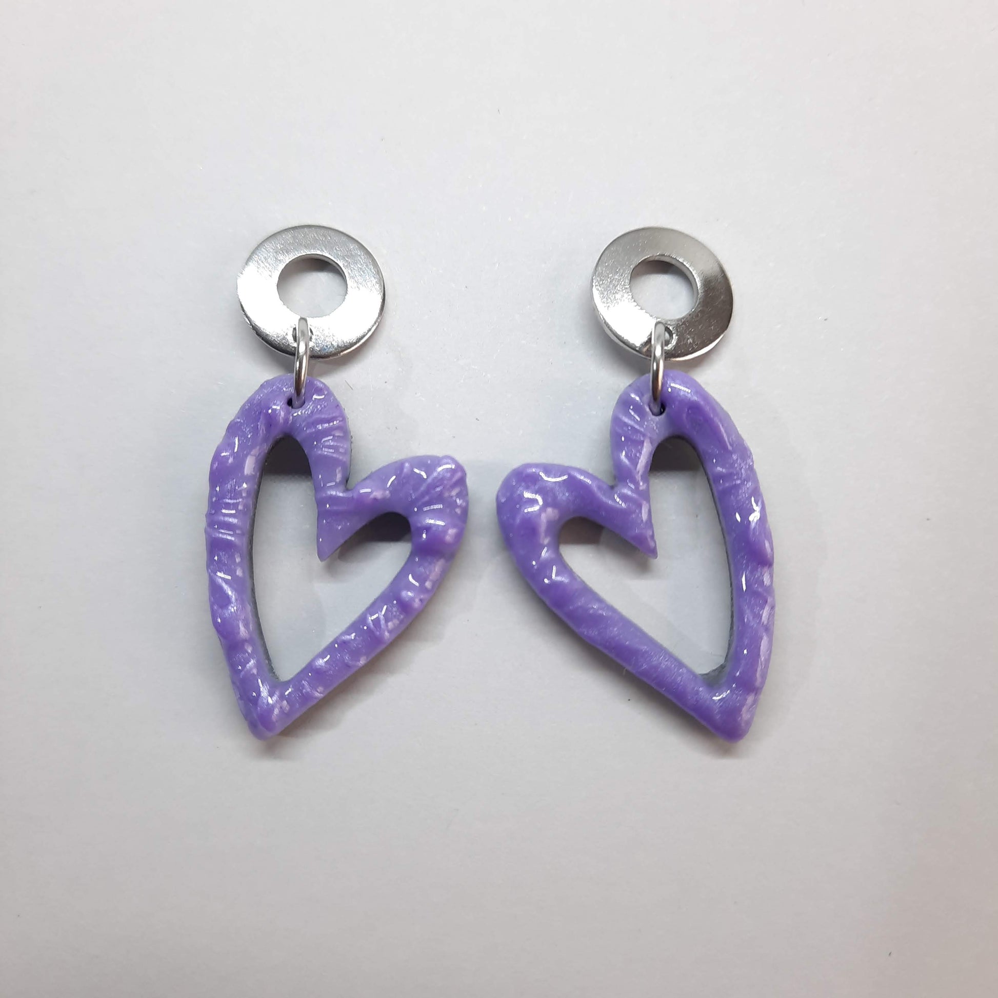 Pendientes Corazón Hueco Lila con Base Plateada