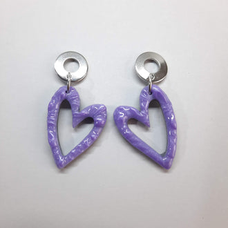 Pendientes Corazón Hueco Lila con Base Plateada