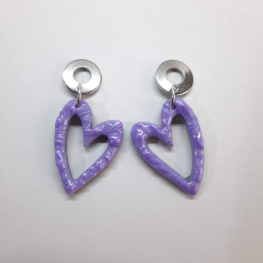 Pendientes Corazón Hueco Lila con Base Plateada