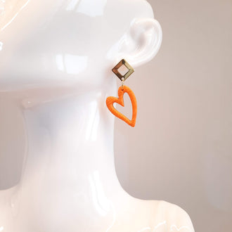 Pendientes Corazón Hueco Naranja con Base Dorada