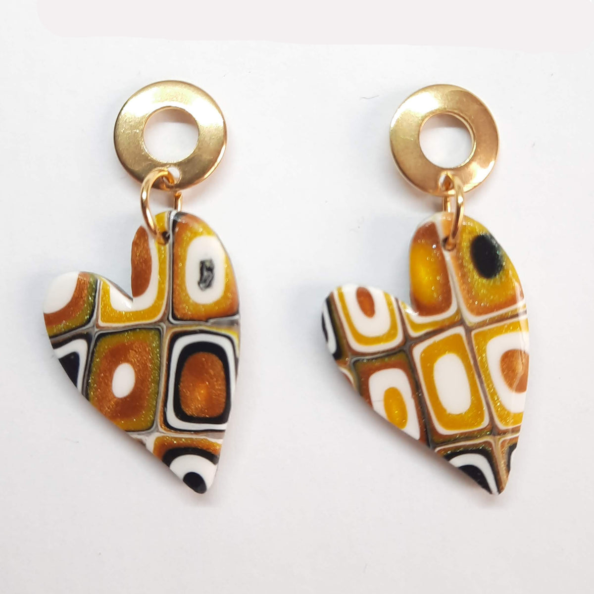 Pendientes Corazón Pleno Amarillo Antiguo con Base Dorada