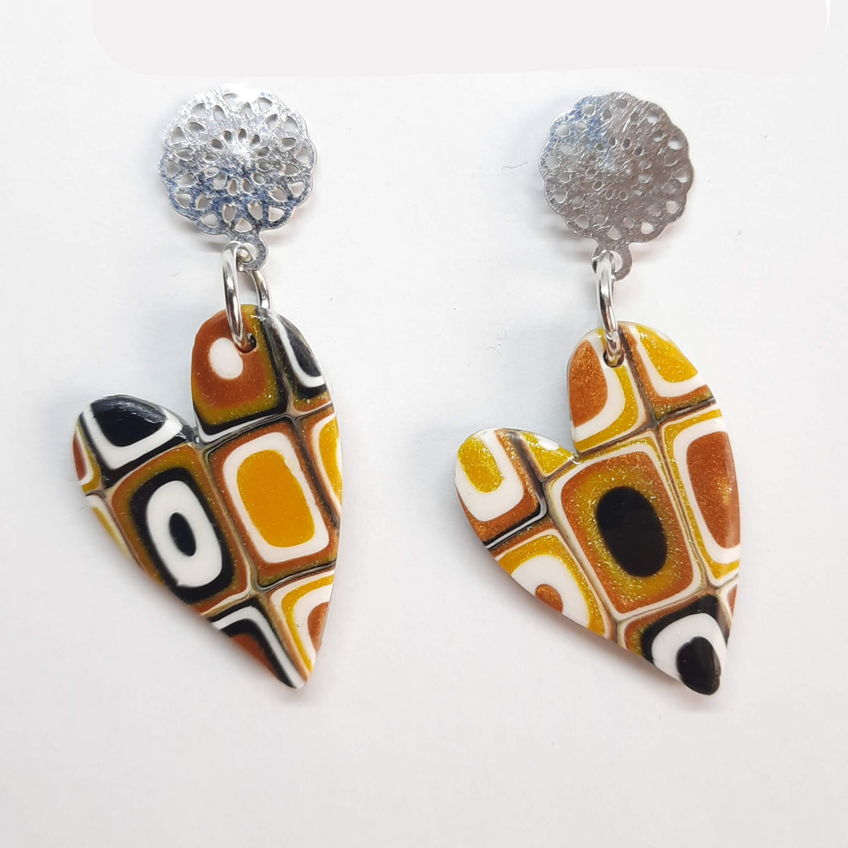 Pendientes Corazón Pleno Amarillo Antiguo con Base Plateada
