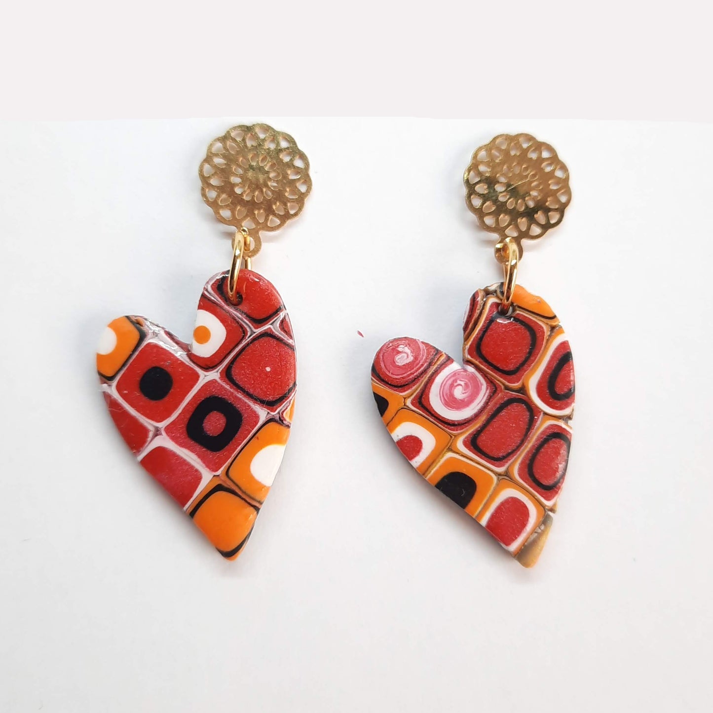 Pendientes Corazón Pleno Arcoíris con Base Dorada