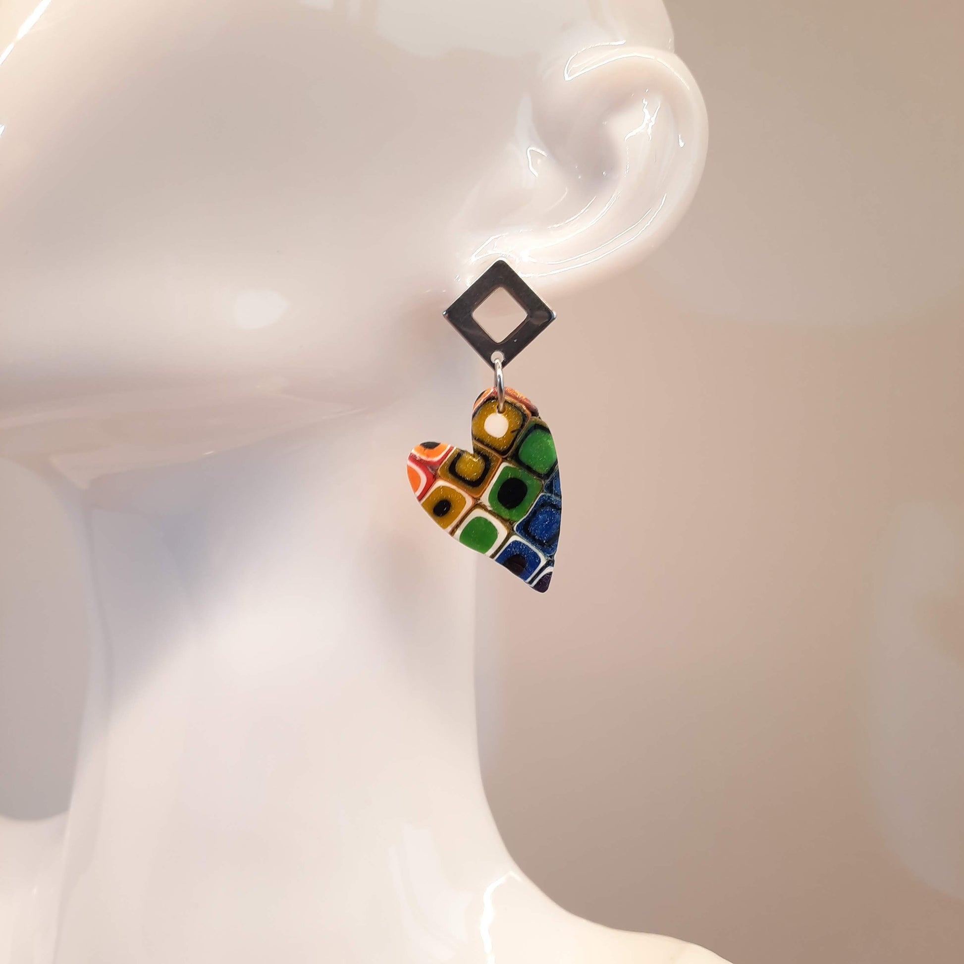 Pendientes Corazón Pleno Arcoíris Con Base Plateada