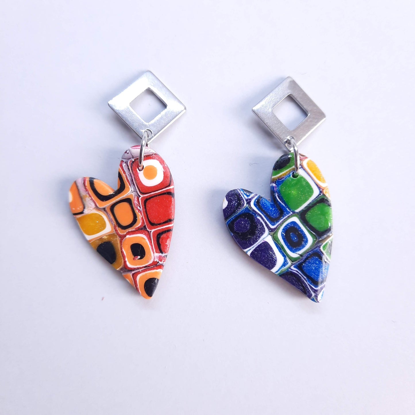 Pendientes Corazón Pleno Arcoíris Con Base Plateada