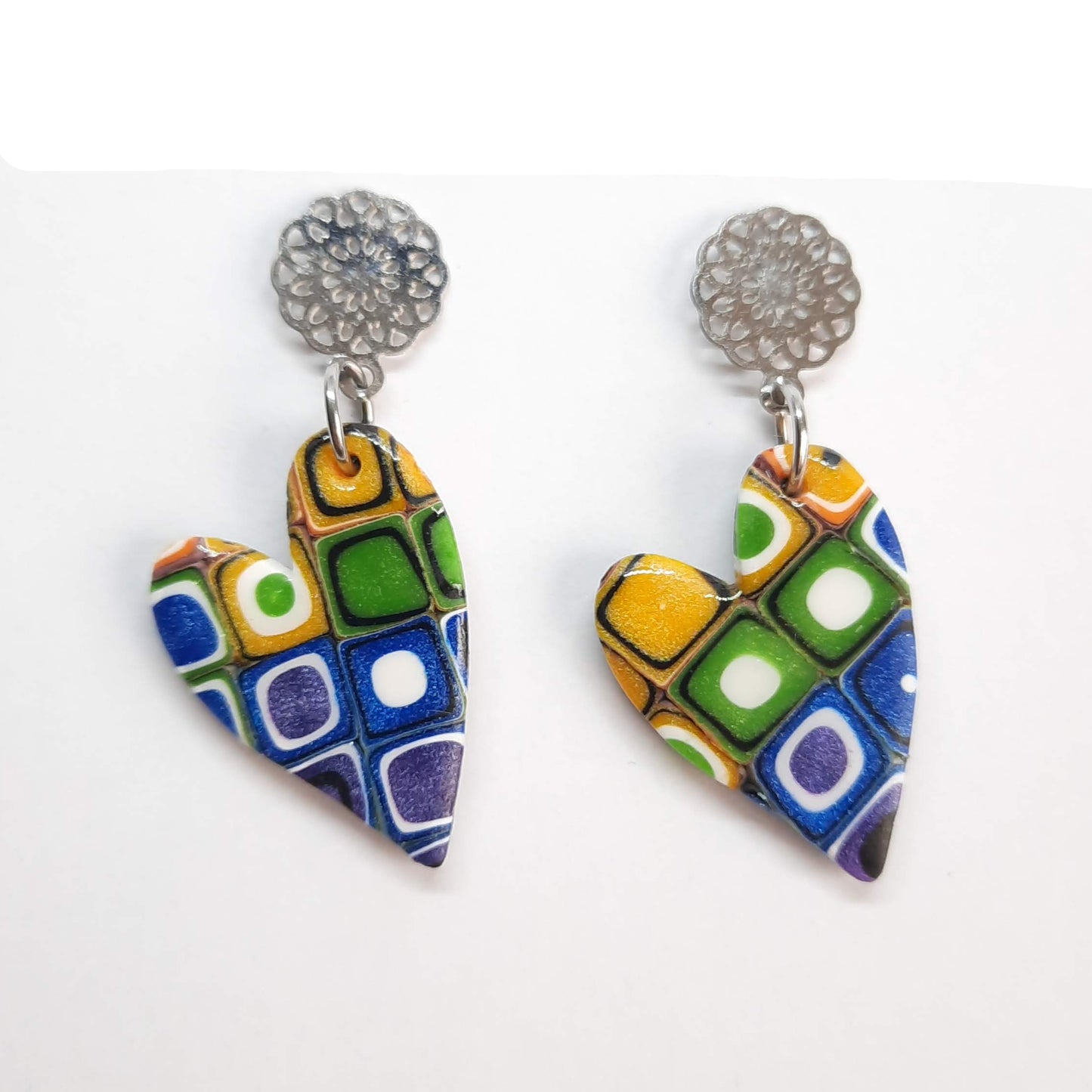 Pendientes Corazón Pleno Arcoíris con Base Plateada