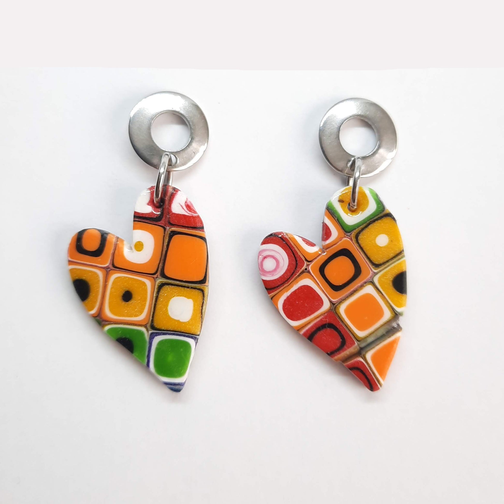 Pendientes Corazón Pleno Arcoíris con Base Plateada