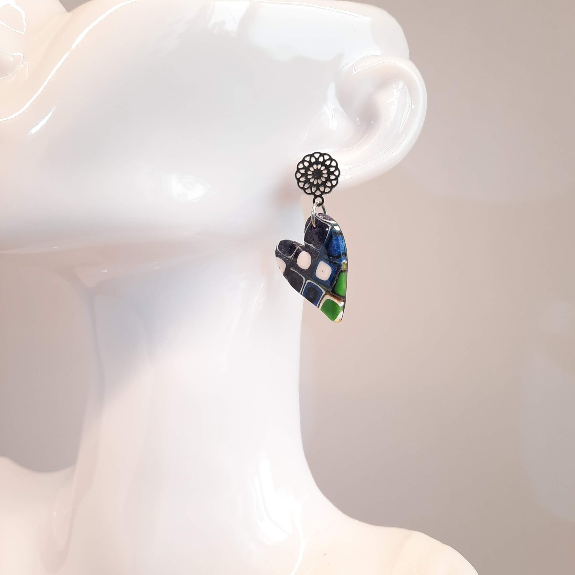 Pendientes Corazón Pleno Arcoíris Con Base Plateada