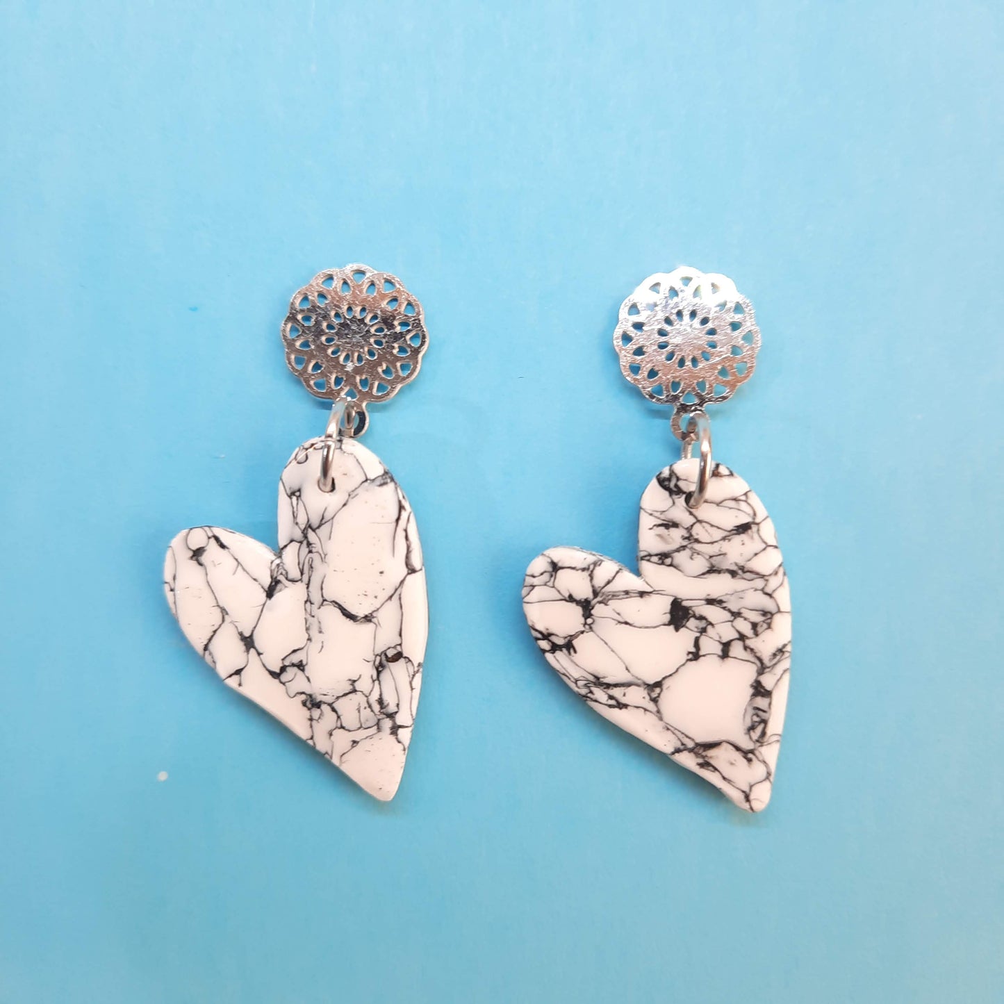 Pendientes Corazón Pleno Blanco Mármol con Base Plateada