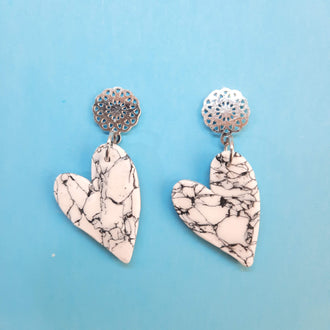 Pendientes Corazón Pleno Blanco Mármol con Base Plateada