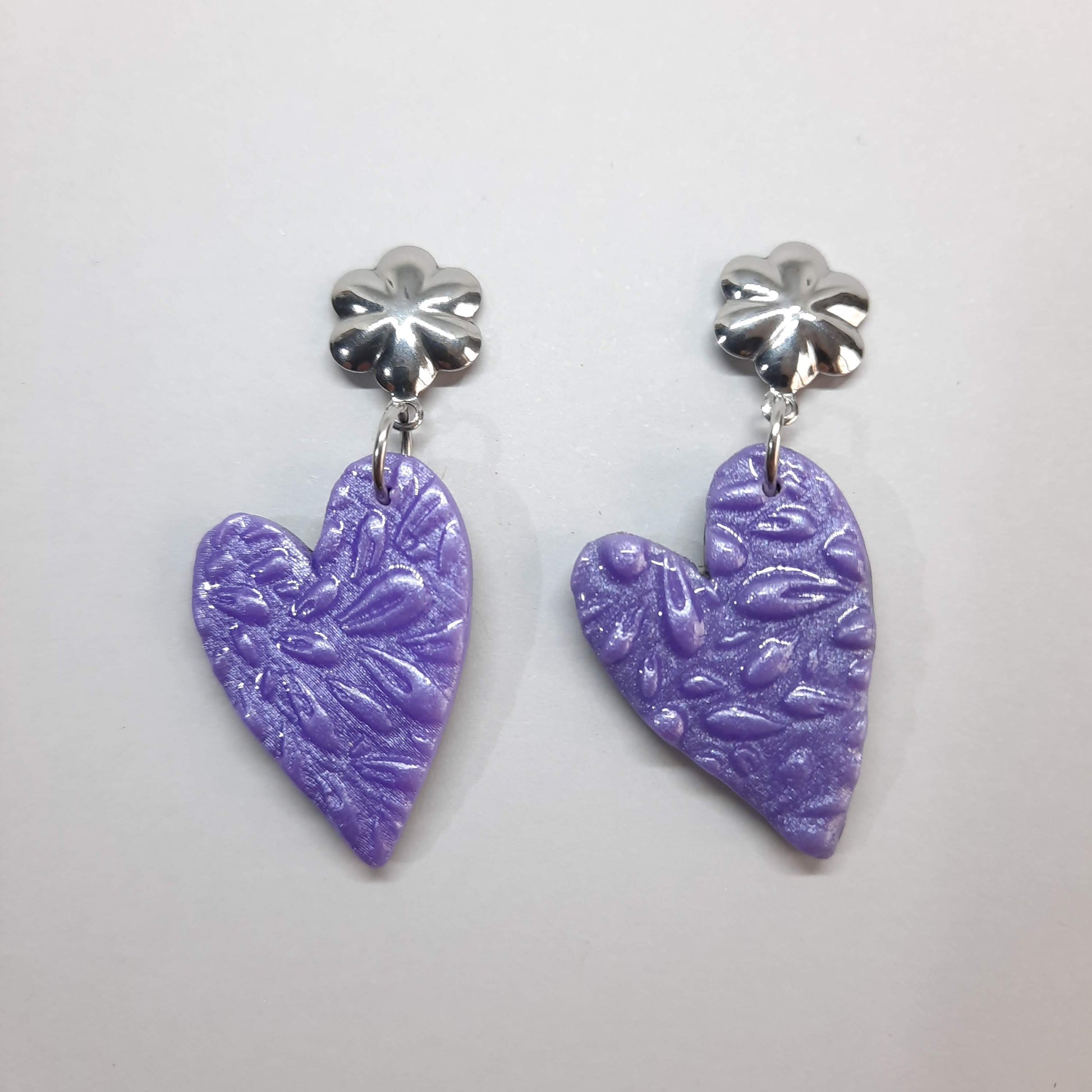 Pendientes Corazón Pleno Lila con Base Plateada