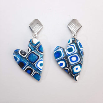 Pendientes Corazón Pleno Pasión Azul Con Base Plateada