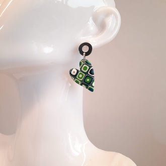 Pendientes Corazón Pleno Verde Blanco con Base Plateada