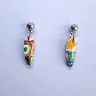 Pendientes Cortos Arcoíris con Base Plateada