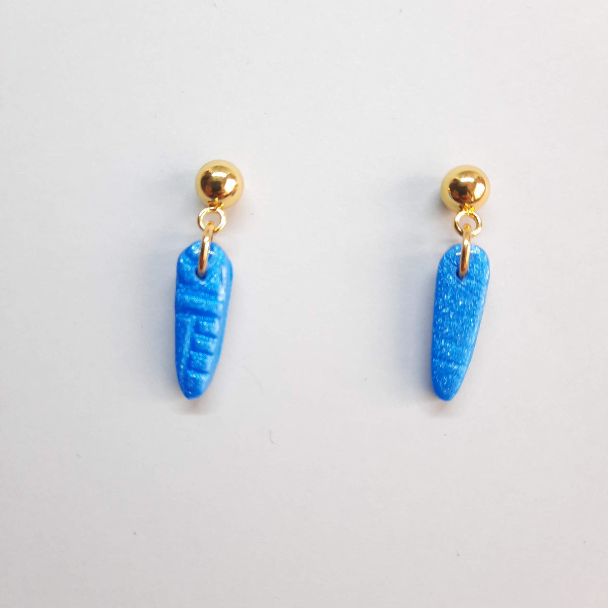 Pendientes Cortos Azul con Base  Dorada