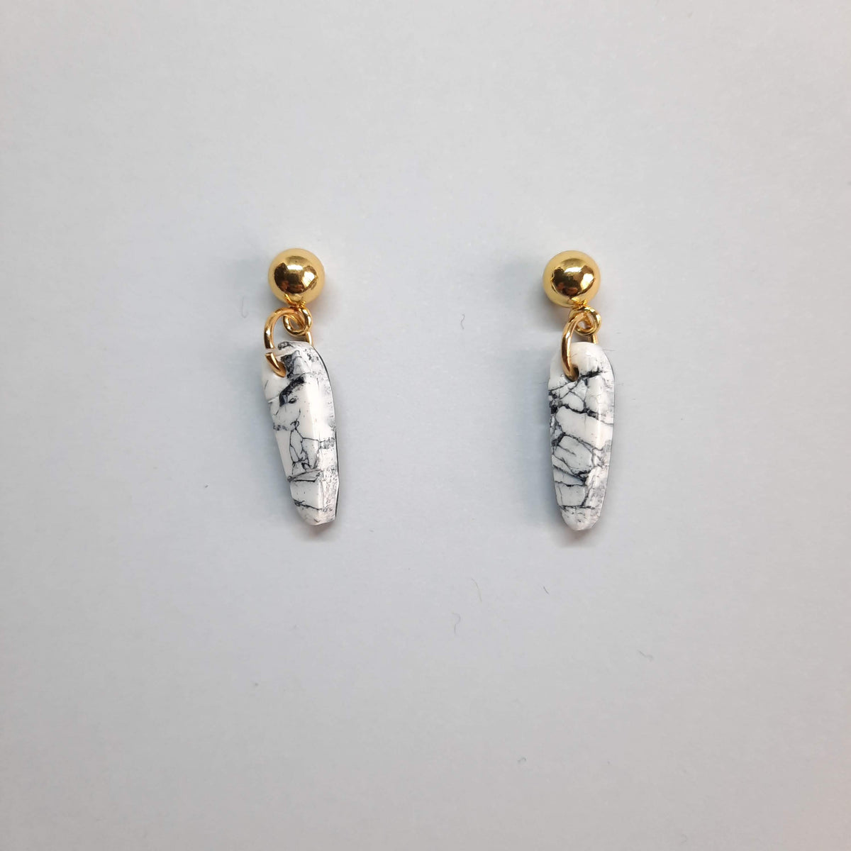 Pendientes Cortos Blanco Mármol con Base Dorada