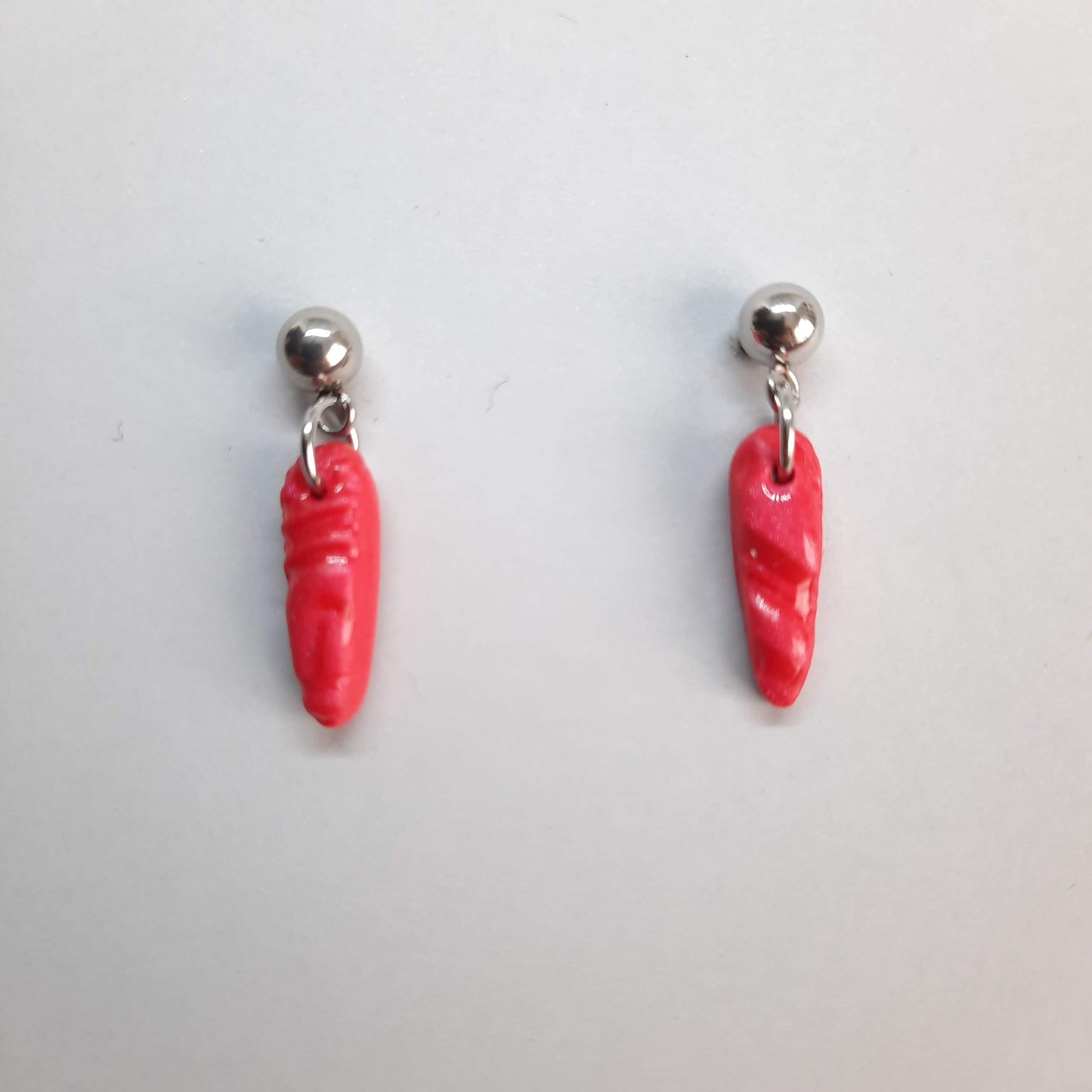 Pendientes Cortos Rojos con Base Plateada