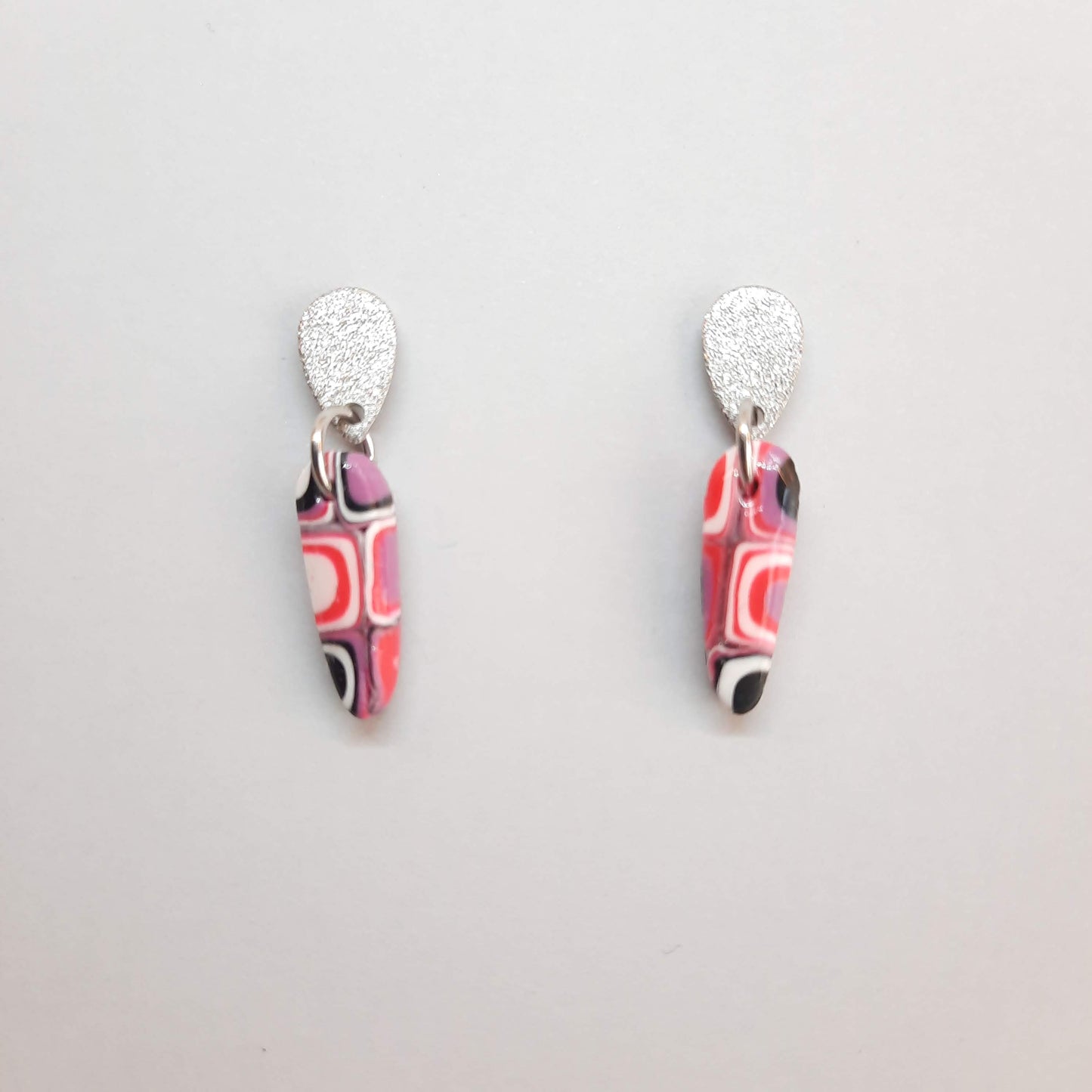 Pendientes Cortos Rosa Verano con Base Plateada