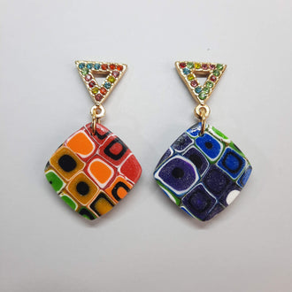 Pendientes Cuadrado Arcoíris con Base Dorada y Strass