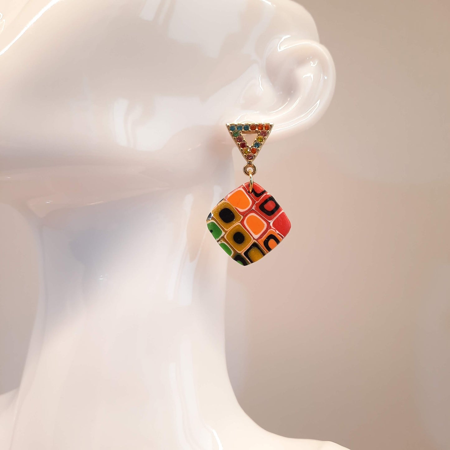 Pendientes Cuadrado Arcoíris con Base Dorada y Strass