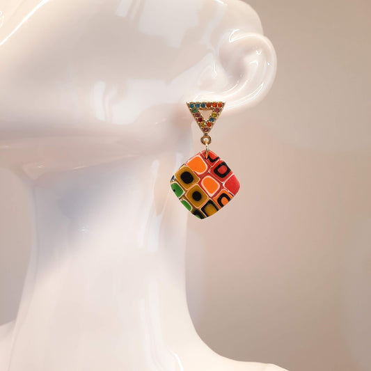 Pendientes Cuadrado Arcoíris con Base Dorada y Strass