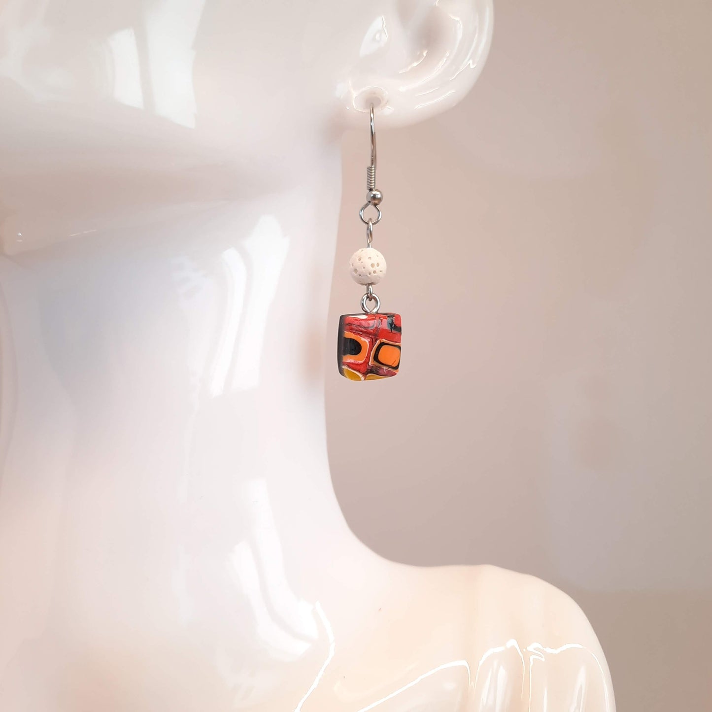 Pendientes Cuadrados Arcoíris Con Ganchos Y Bolitas De Lava