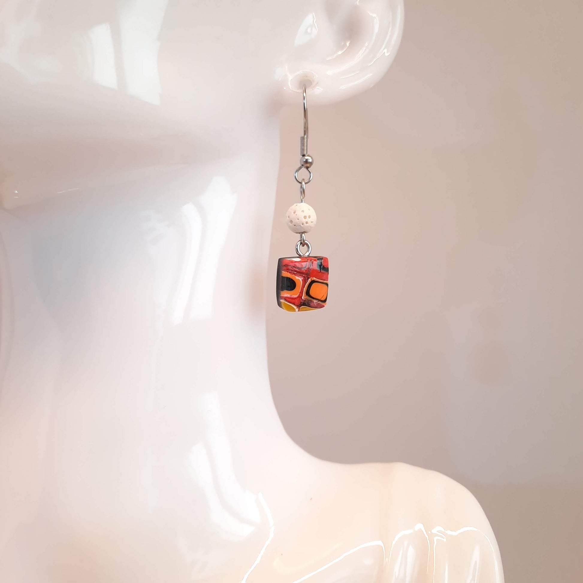 Pendientes Cuadrados Arcoíris Con Ganchos Y Bolitas De Lava
