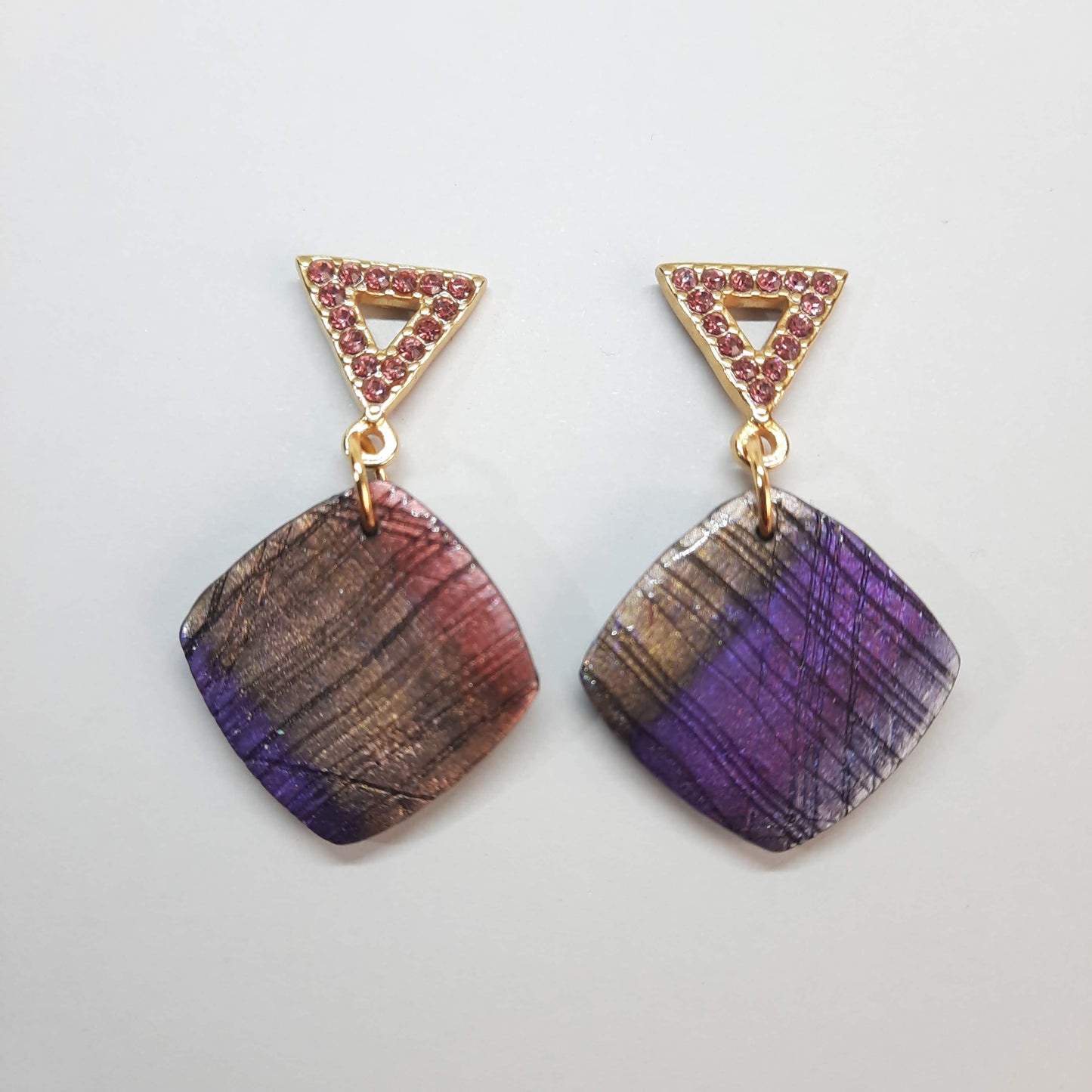 Pendientes Cuadrado Labradorita Violeta Con Base Dorada Y Strass