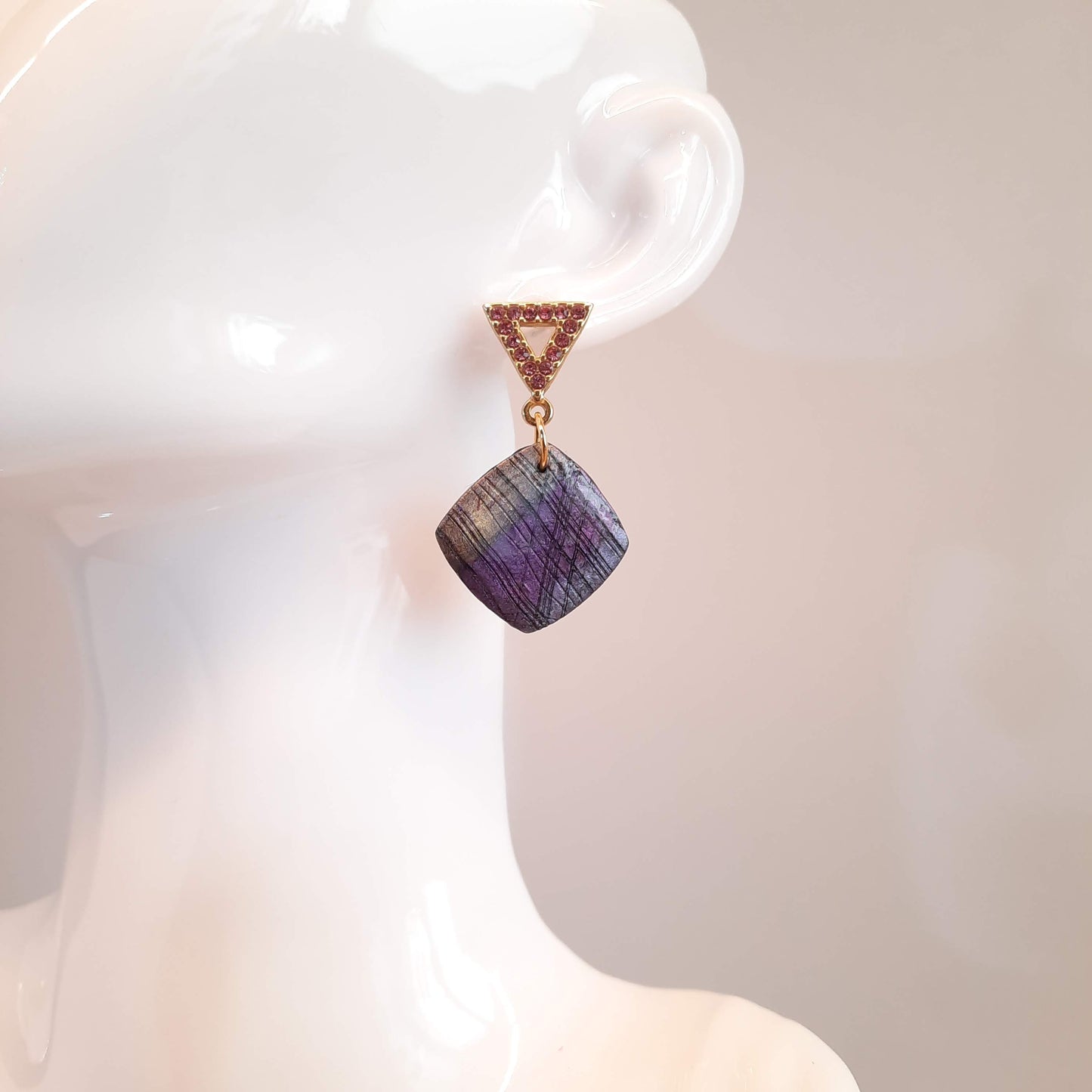 Pendientes Cuadrado Labradorita Violeta Con Base Dorada Y Strass