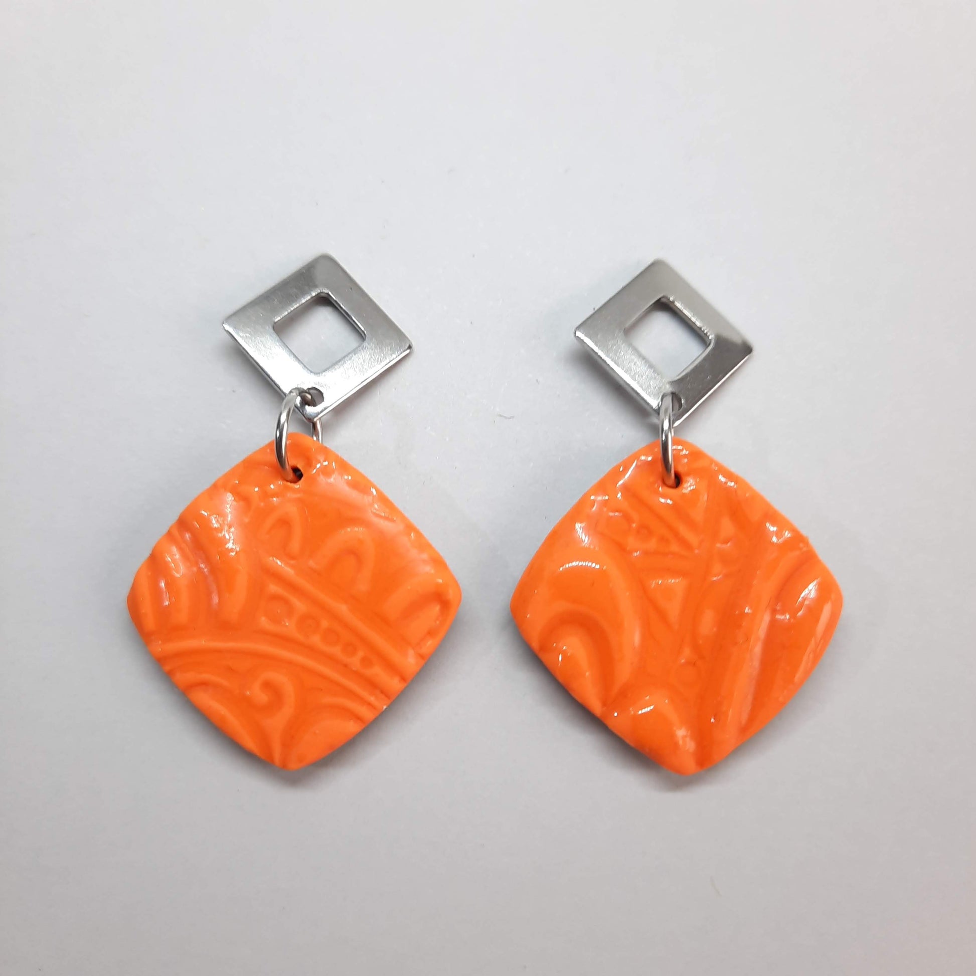 Pendientes Cuadrados Naranja con Base Plateada