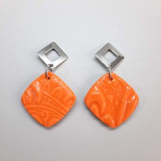 Pendientes Cuadrados Naranja con Base Plateada