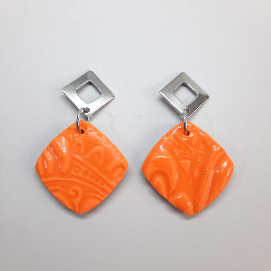 Pendientes Cuadrados Naranja con Base Plateada