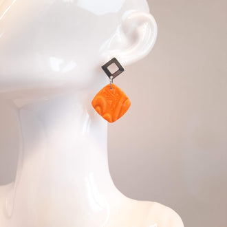 Pendientes Cuadrados Naranja con Base Plateada