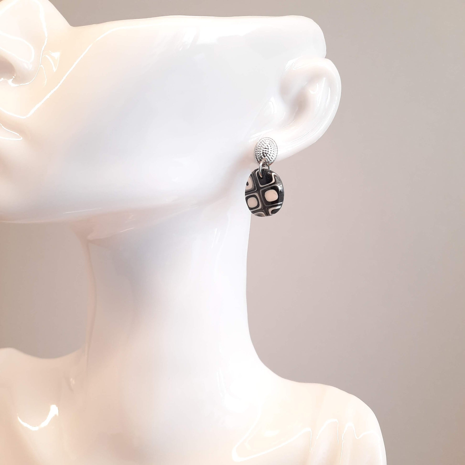 Pendientes Dalia Negro Blanco con Base Acero
