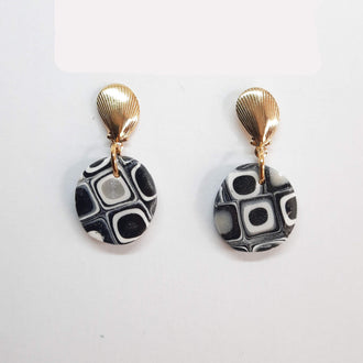 Pendientes Dalia Negro Blanco con Base Dorada