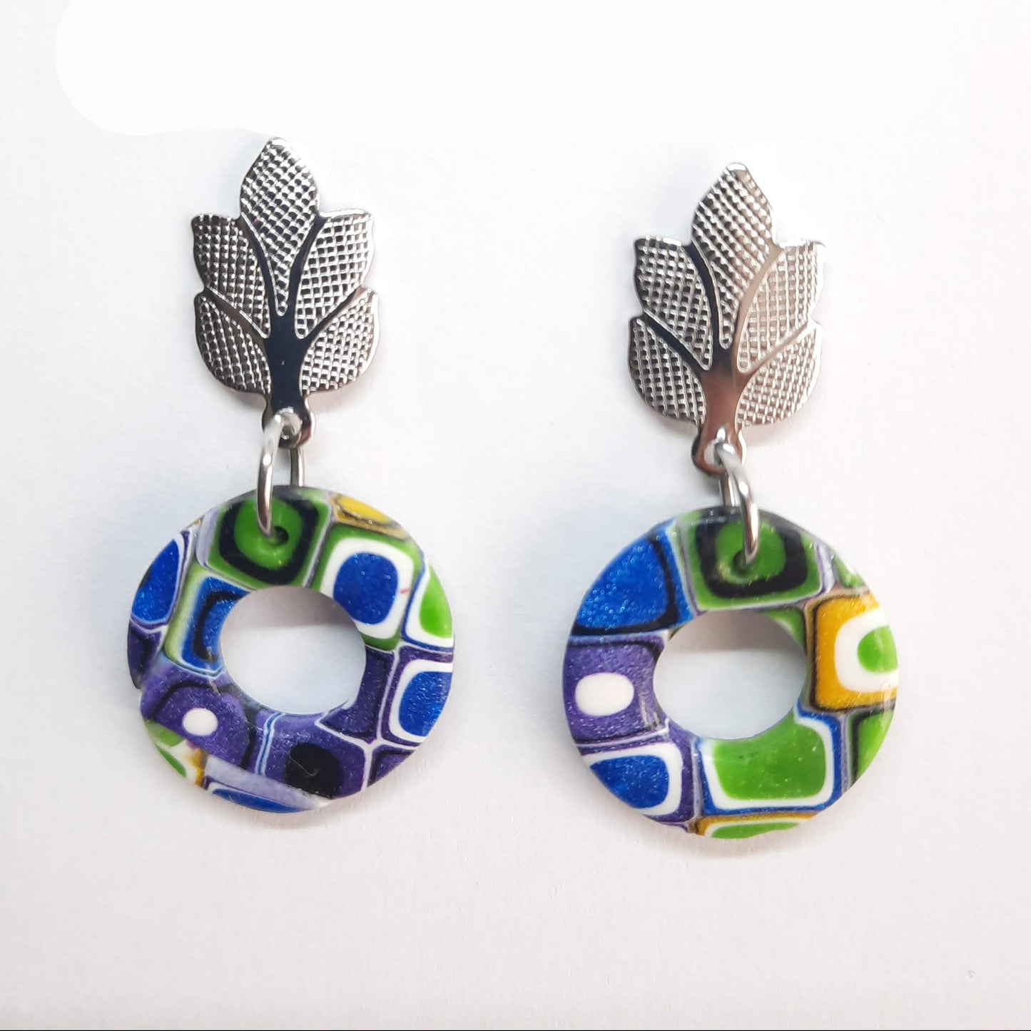 Pendientes Donut Arcoíris Con Base Plateada