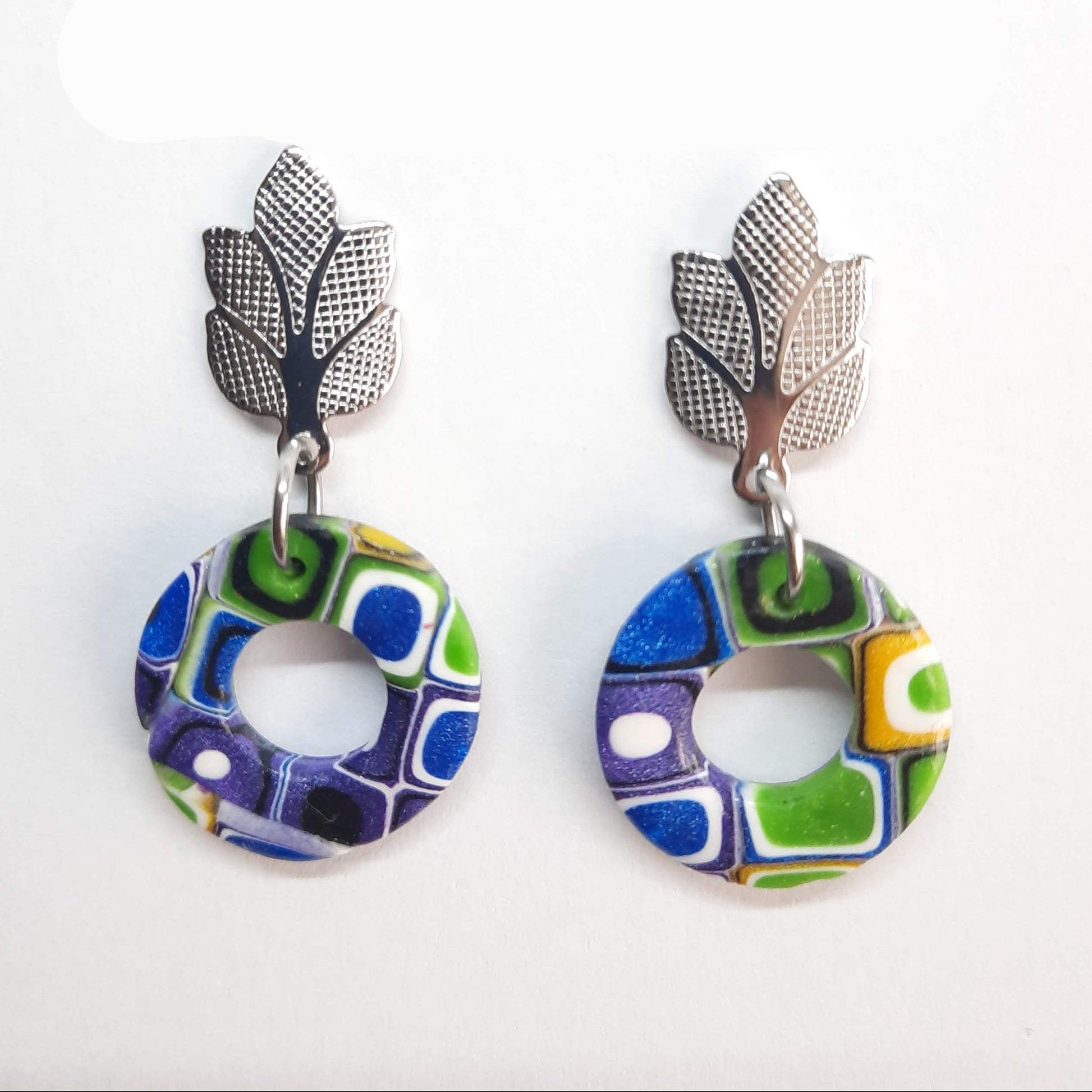 Pendientes Donut Arcoíris Con Base Plateada