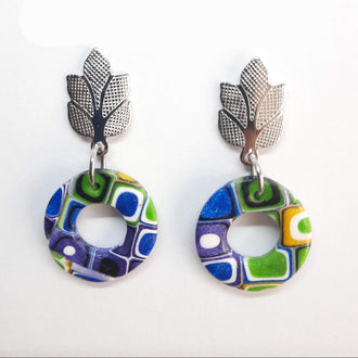 Pendientes Donut Arcoíris Con Base Plateada