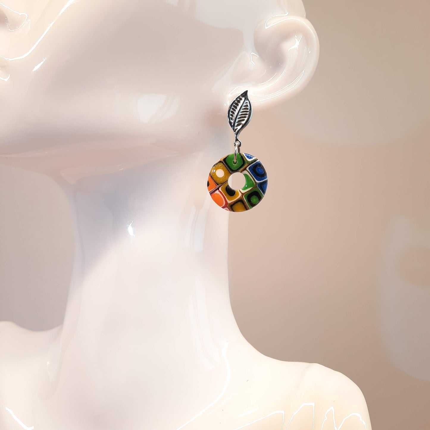 Pendientes Donut Arcoíris Con Base Plateada