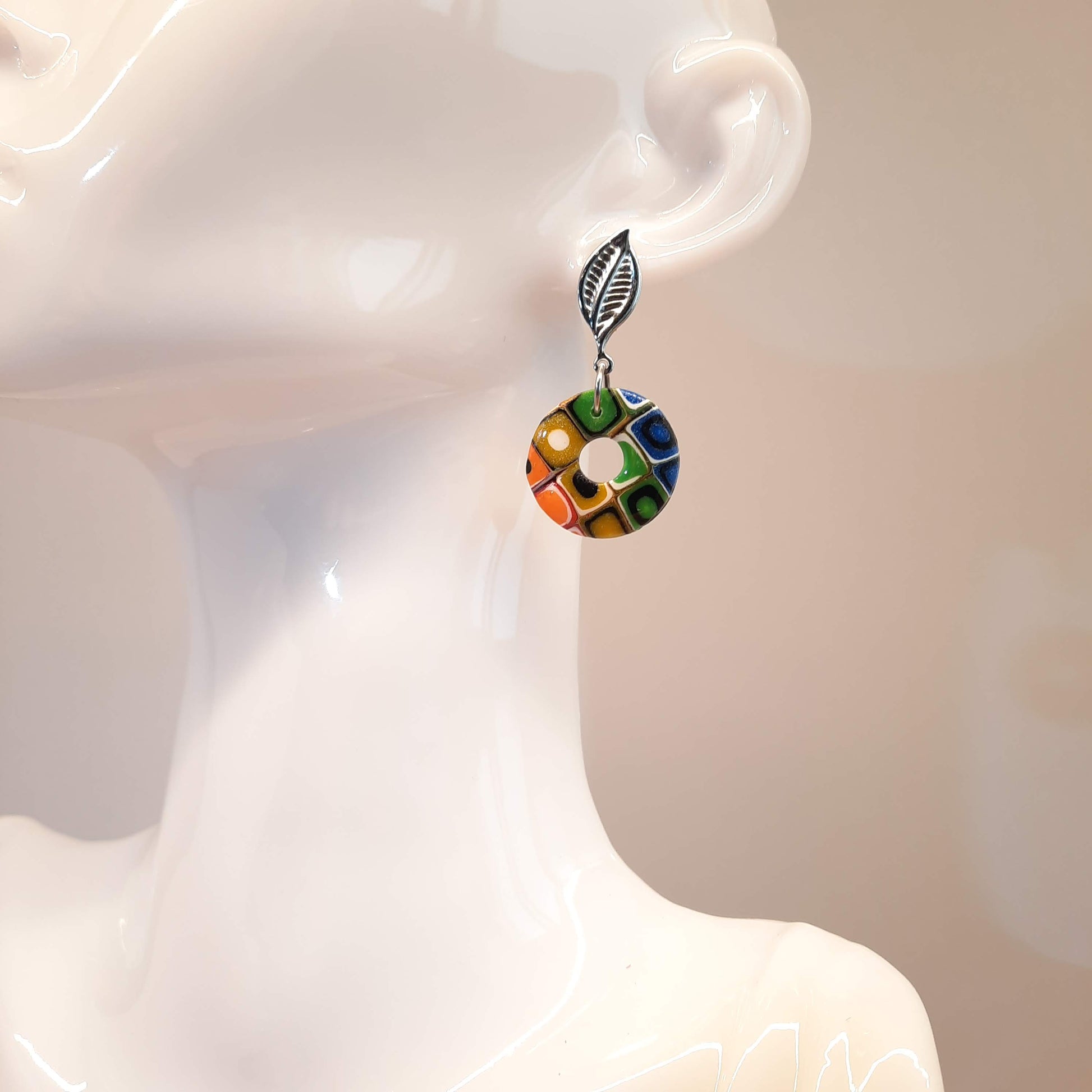 Pendientes Donut Arcoíris Con Base Plateada