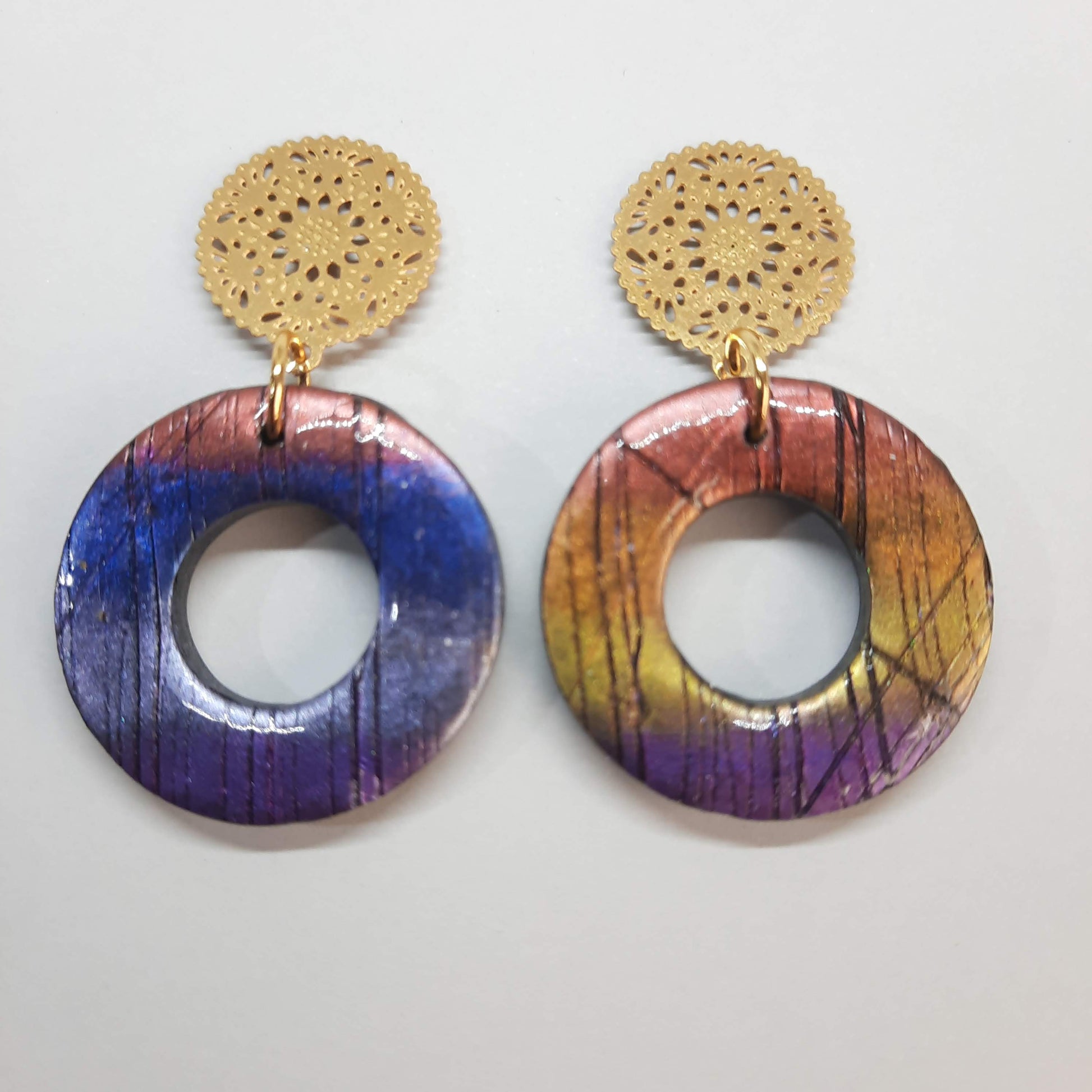 Pendientes Donut Grande Labradorita Violeta con Base Dorada